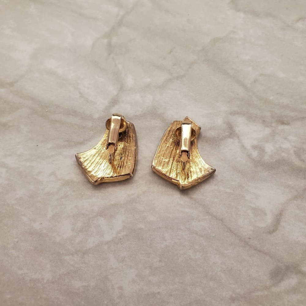 💖 Vintage 1950 50's Gold and Cream Enamel Clip On Earrings 💖 - Picture 2 of 3